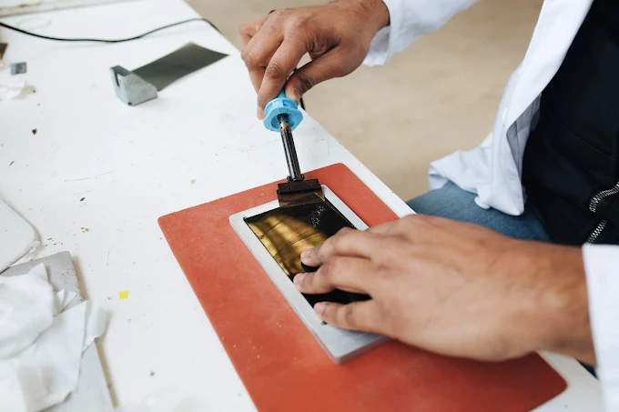Démontage d'écran LCD à l'atelier · séparation outillée du module