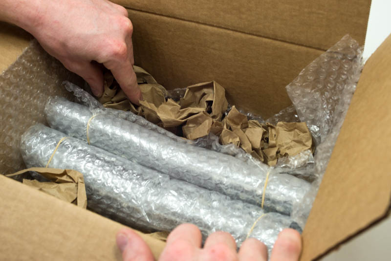 7. Placez les écrans au milieu du carton, et comblez les côtés.