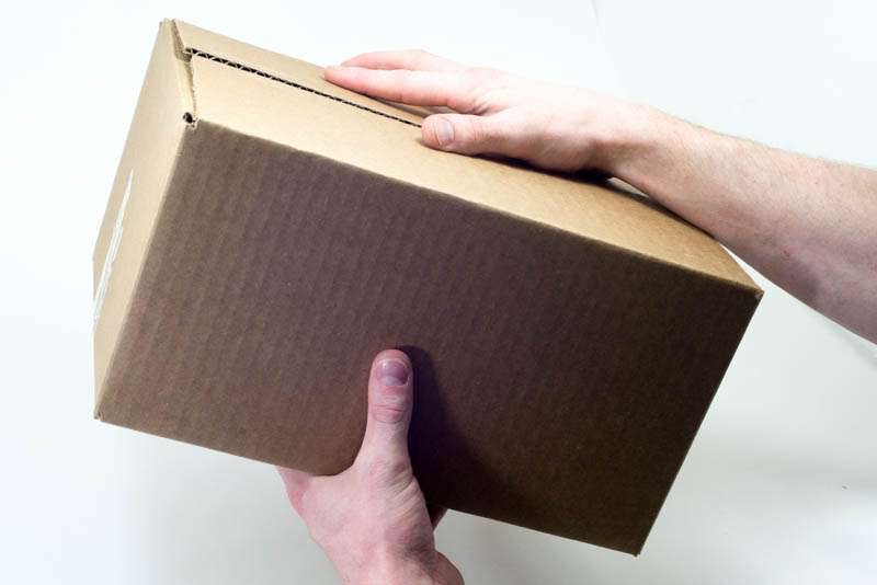 9. Avant de scotcher le carton, fermez-le et secouez-le légèrement pour vérifier que rien ne bouge. Si c'est le cas, comblez les vides avec du papier bulle.