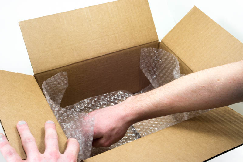 6. Couvrez le fond et les côtés du carton avec du papier bulle.
